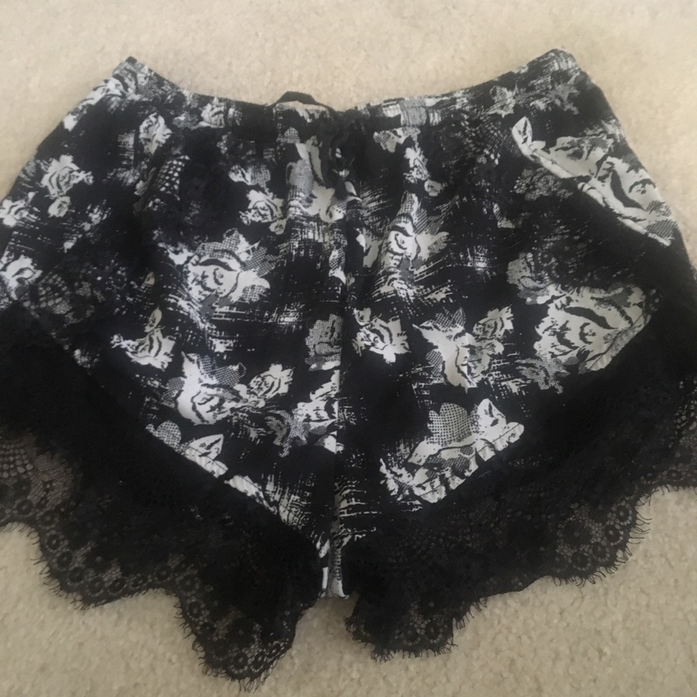 Floral lacy shorts 👖